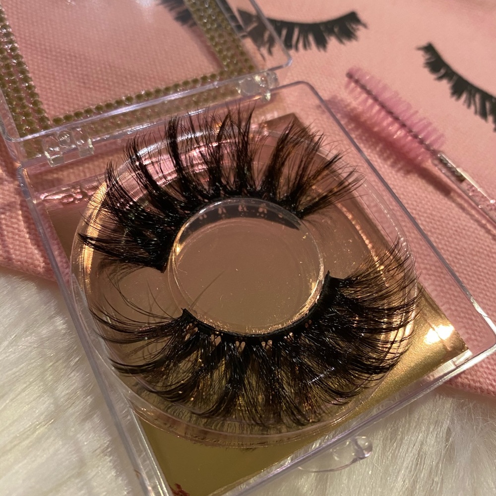 Lashes - Picture 3 of 15